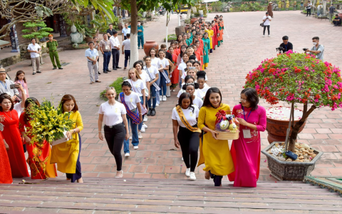 Thí sinh Hoa hậu Du lịch Thế giới 2022 trải nghiệm và quảng bá làng gốm Bát Tràng